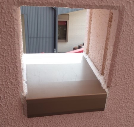 笠木コーキング打ち直し完了　風通しの穴